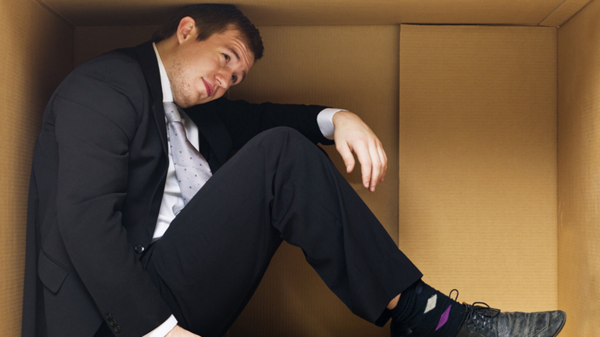 Необщительный человек как называется. Необщительный человек. Необщительный человек как называется. Девушка прячет лицо в свитере. Тревога фон.