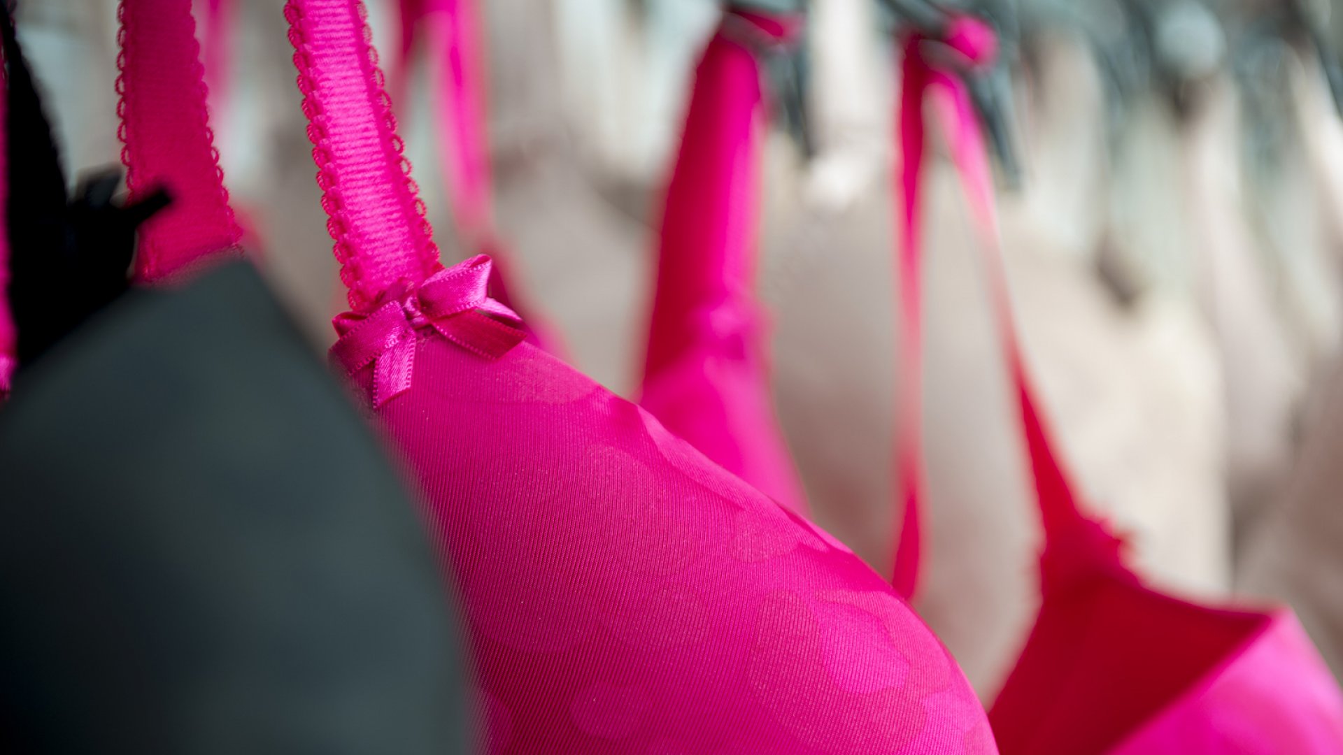 Мужики носящие бюстгальтер. Грязные женские лифчики. Женщина примеряет бюстгальтеры. Мужики носящие бюстгальтер. Красивые не носит лифчик.