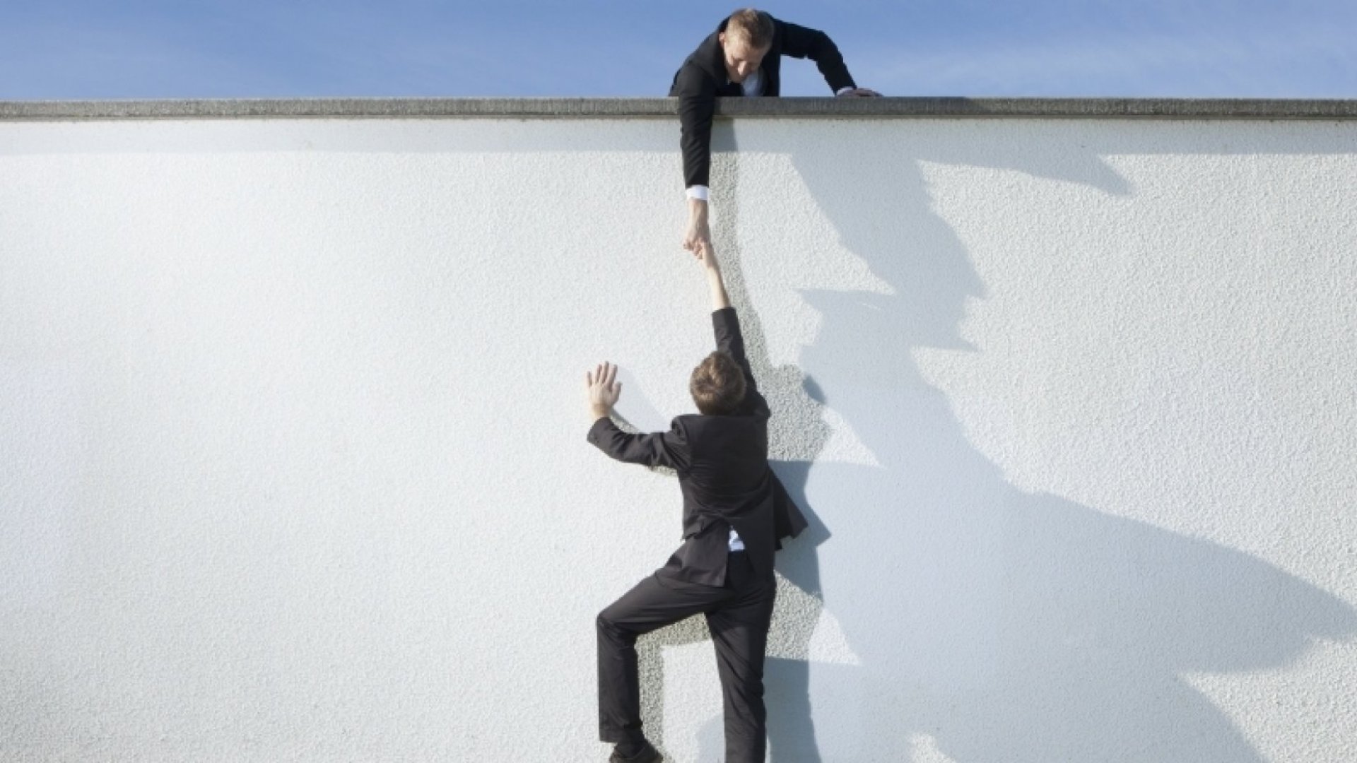 Мужчина перелезает через забор. Wall street office 1929. Wall is over. Thief climbing over the wall. Стена джона леннона в праге.