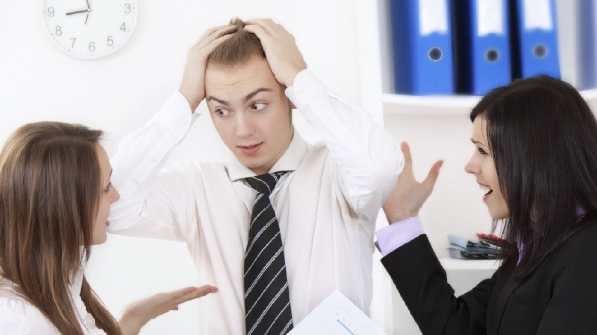 Мужчина и женщина на диване. Женщина соблазняет мужчину. Офисный флирт. Карьера картинки. Молчание в деловой среде.