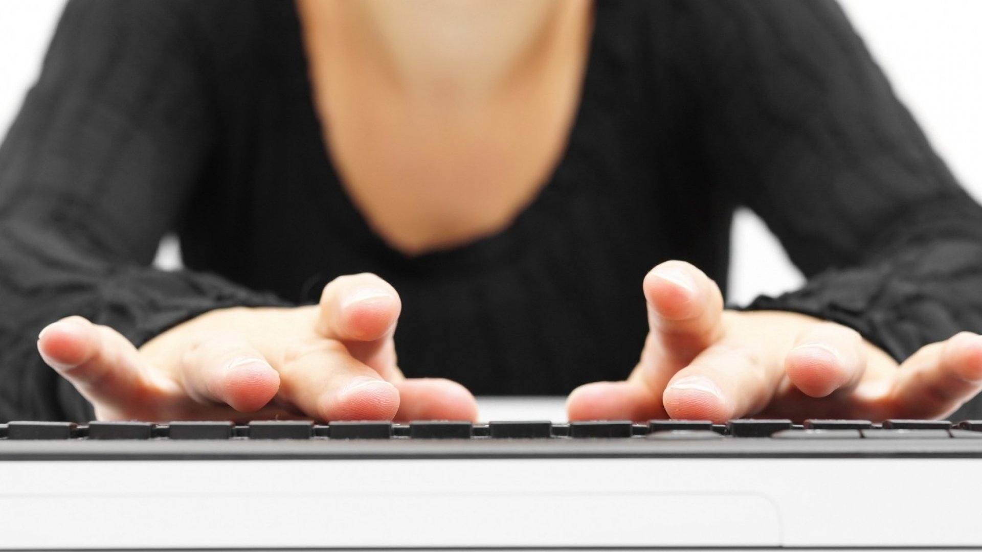 Индийский программист за компьютером. Wet laptop. Fast writing computer. Писатель за работой. Fast writing computer.