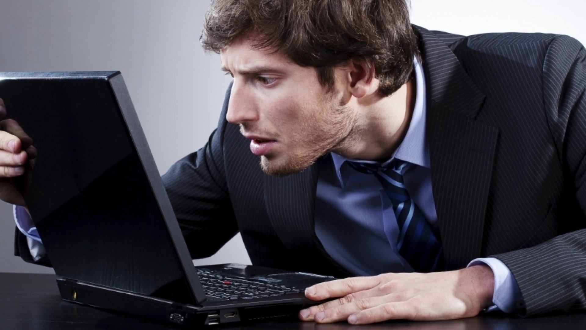 человек за компом испуган. мужчина у телевизора. человек перед монитором. человек присматривается. мужчина на стуле.