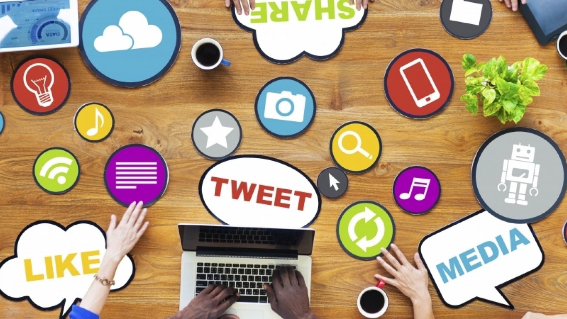 Social media play. соцсети иллюстрация. человек с телефоном. Social media play. Social media play.