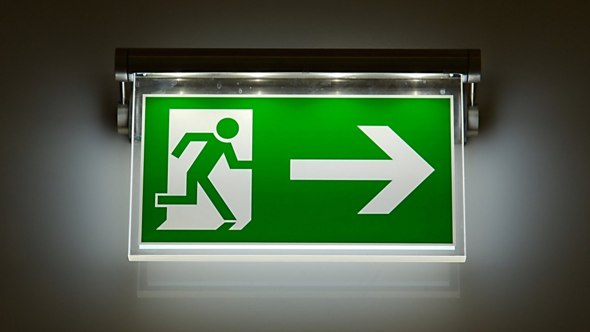 Hl330l 6led 220-240 аварийный св-к с надписью "exit". Светильник exit. Указатель exit. Указатель exit. Табличка выход светодиодная.