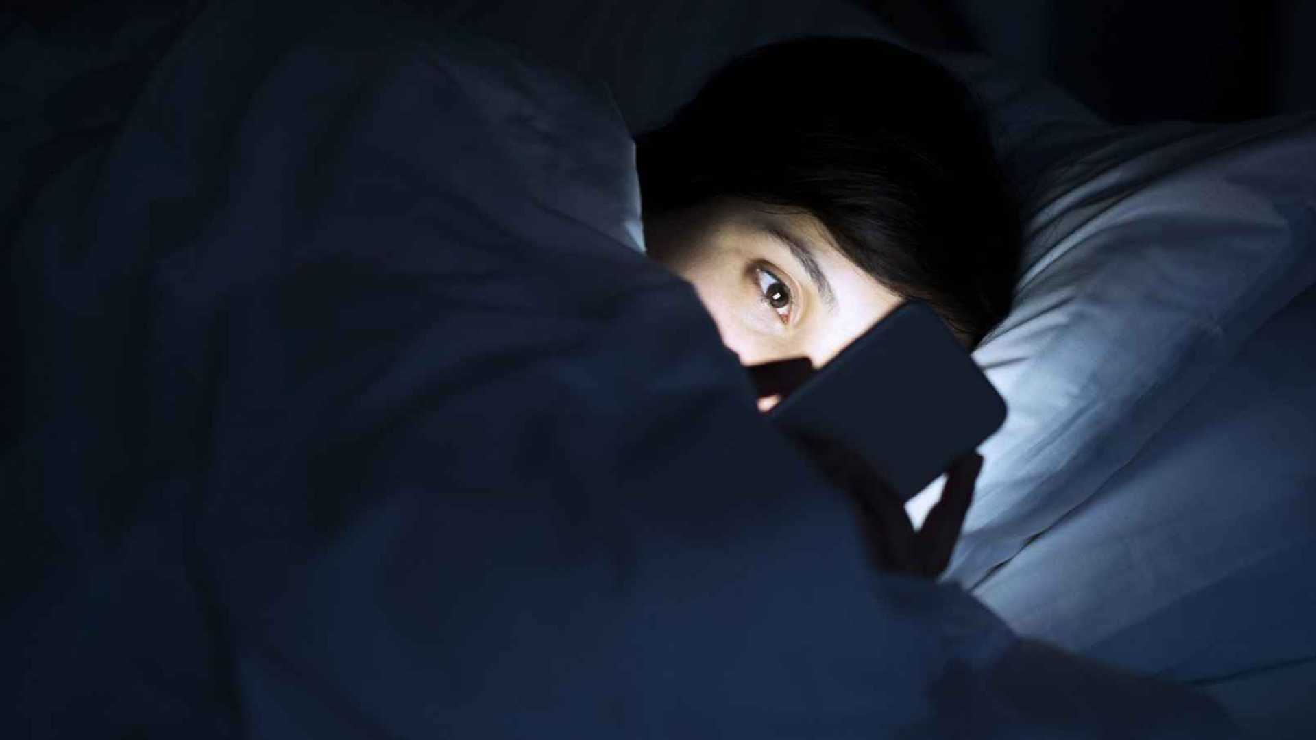 Телефон ночью. Спать в темноте. Этот сон в темноте. Сон в темноте. Парень лежит в темноте.