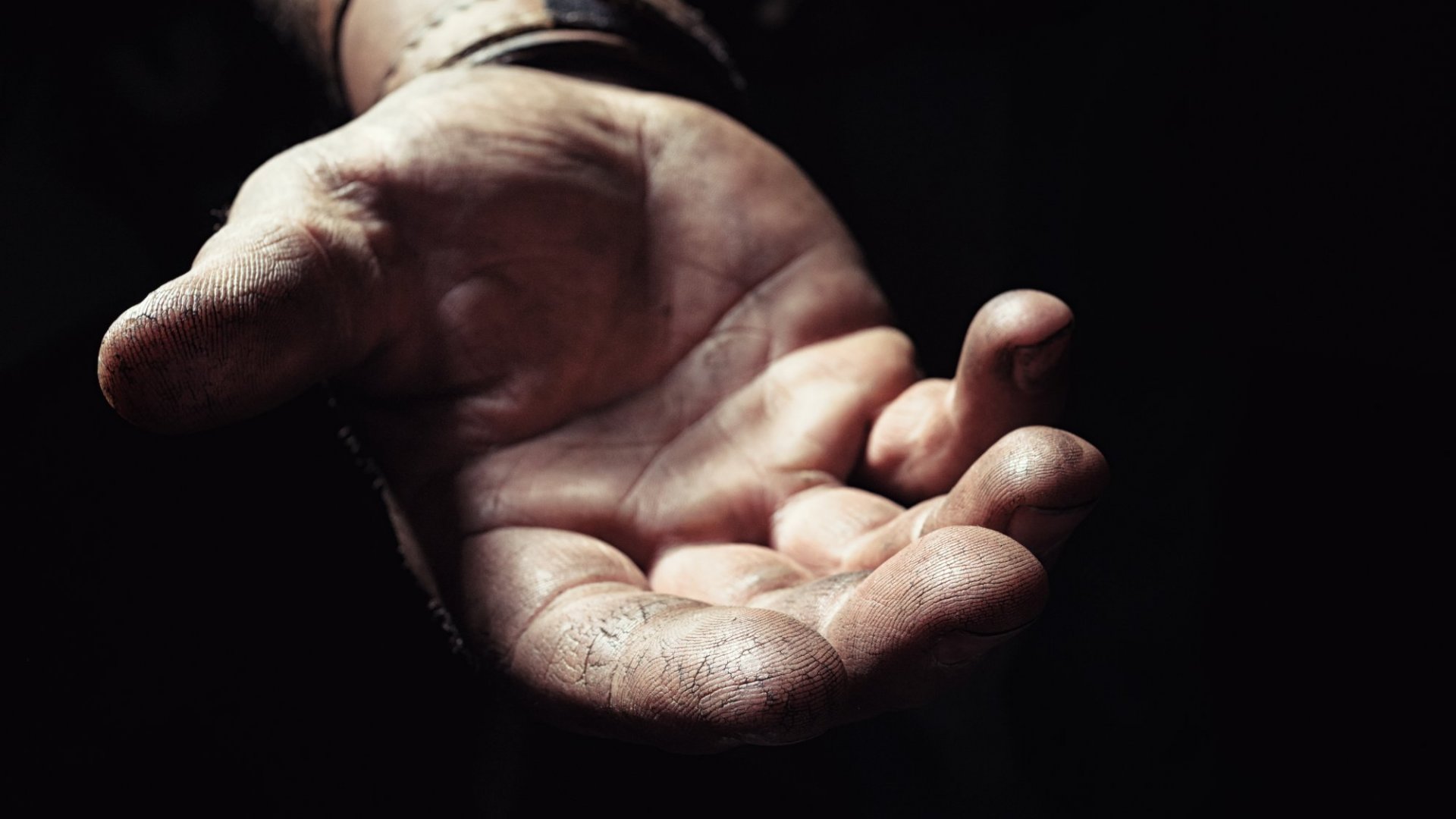 Каменная рука. В протянутую руку камень положил. Притча о камне. В протянутую руку камень положил. И кто-то камень положил в его протянутую.