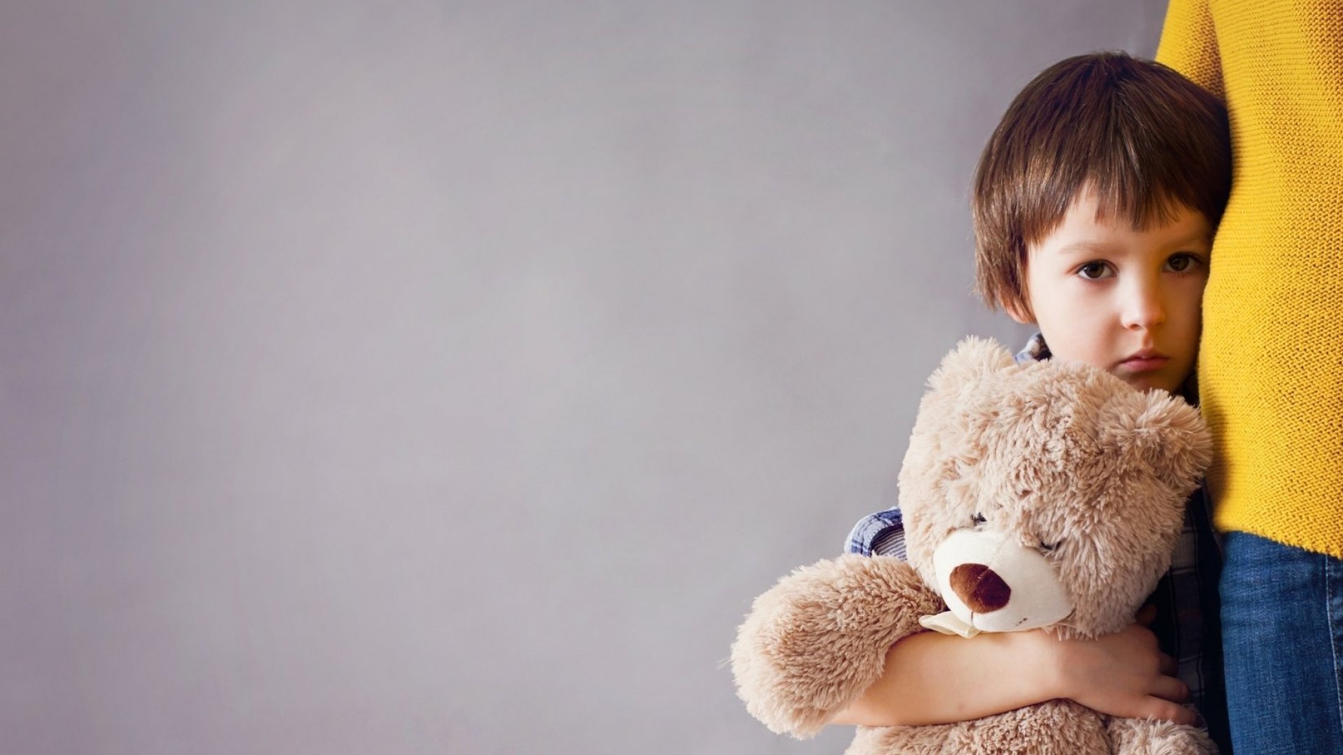 Девочка спряталась в шкафу. Прятки для волос для детей. Женщина выглядывает. Женщина прячет ребенка. Лама малыш.