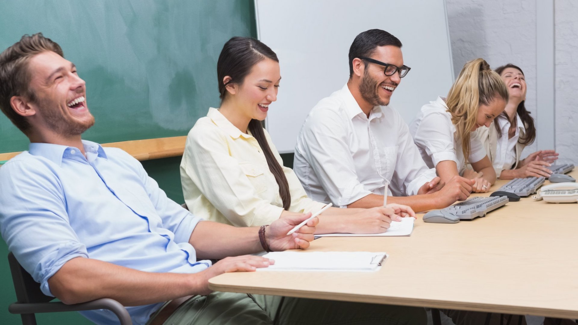 Довольный человек. Люди в офисе смеются. Коллеги смеются в офисе. Смеются в офисе. Ленивый подросток картинки.