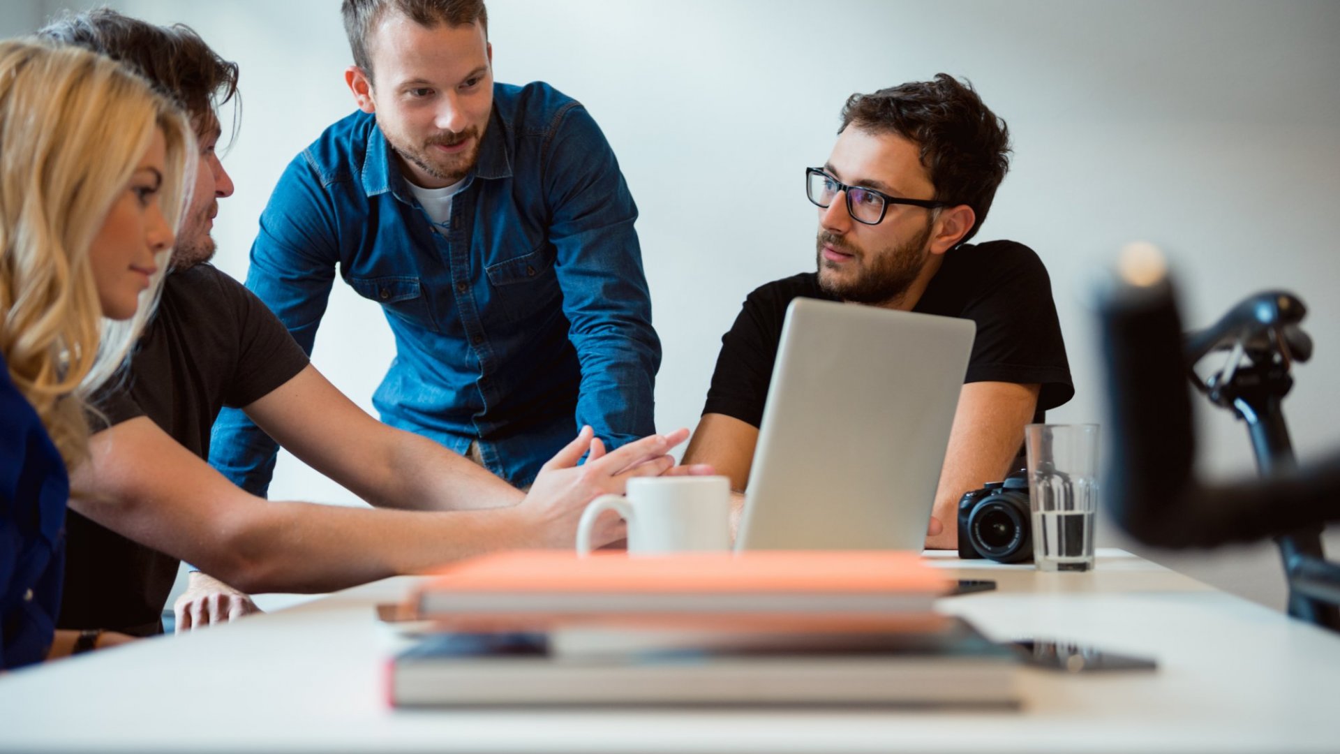 Команда опытных специалистов. Команда опытных специалистов. Молодые сотрудники. Команда опытных специалистов. Команда молодых специалистов.