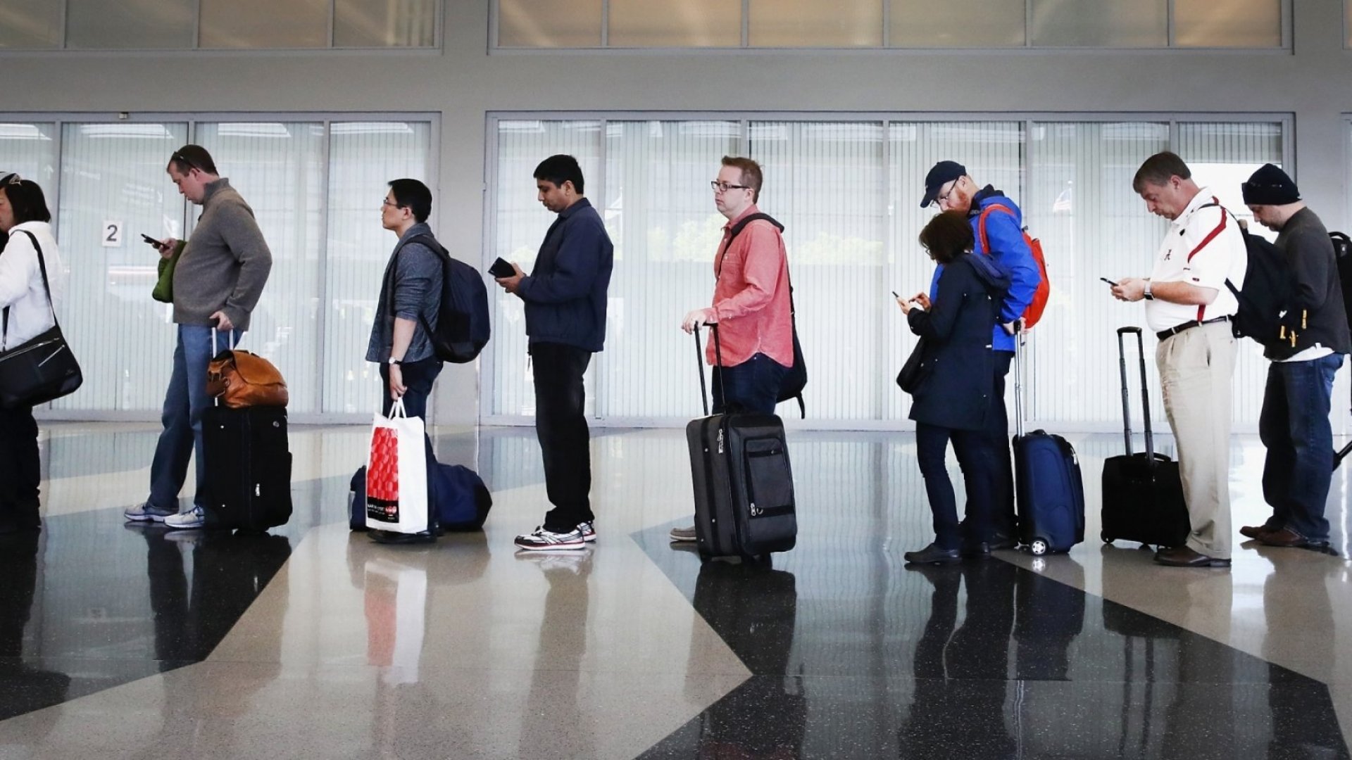 Овербукинг в самолете. Люди поднимаются в самолет. Овербукинг прикол. Жалуются туристы в узбекистане, - это овербукинг. Овербукинг что.