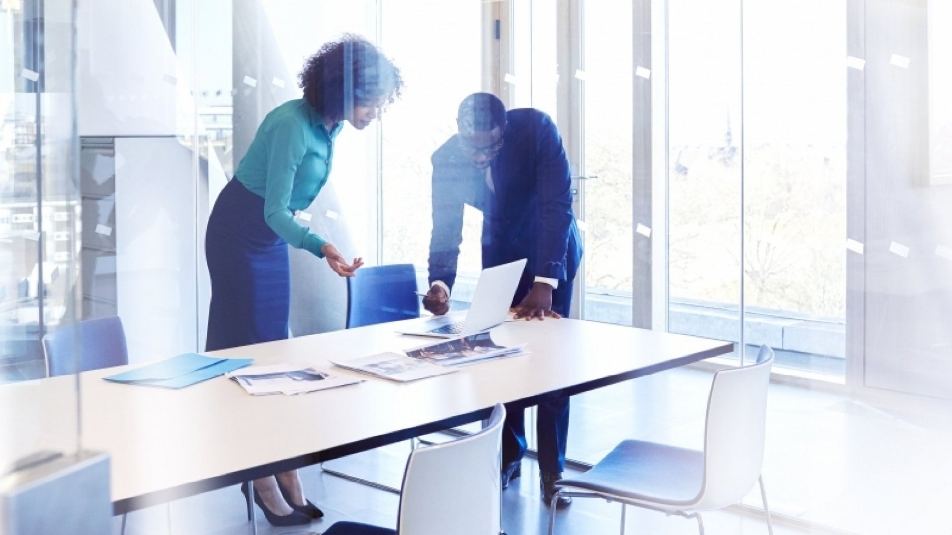 Люди на совещании. Rooms discuss. Зал обсуждения бизнеса. Комната переговоров дизайн. Rooms discuss.