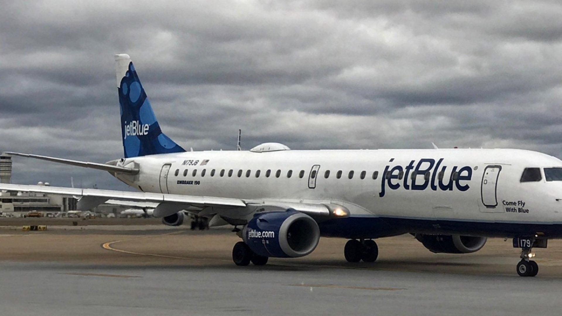 JetBlue is Raising the Price to Check BagsHere's Why United Airlines