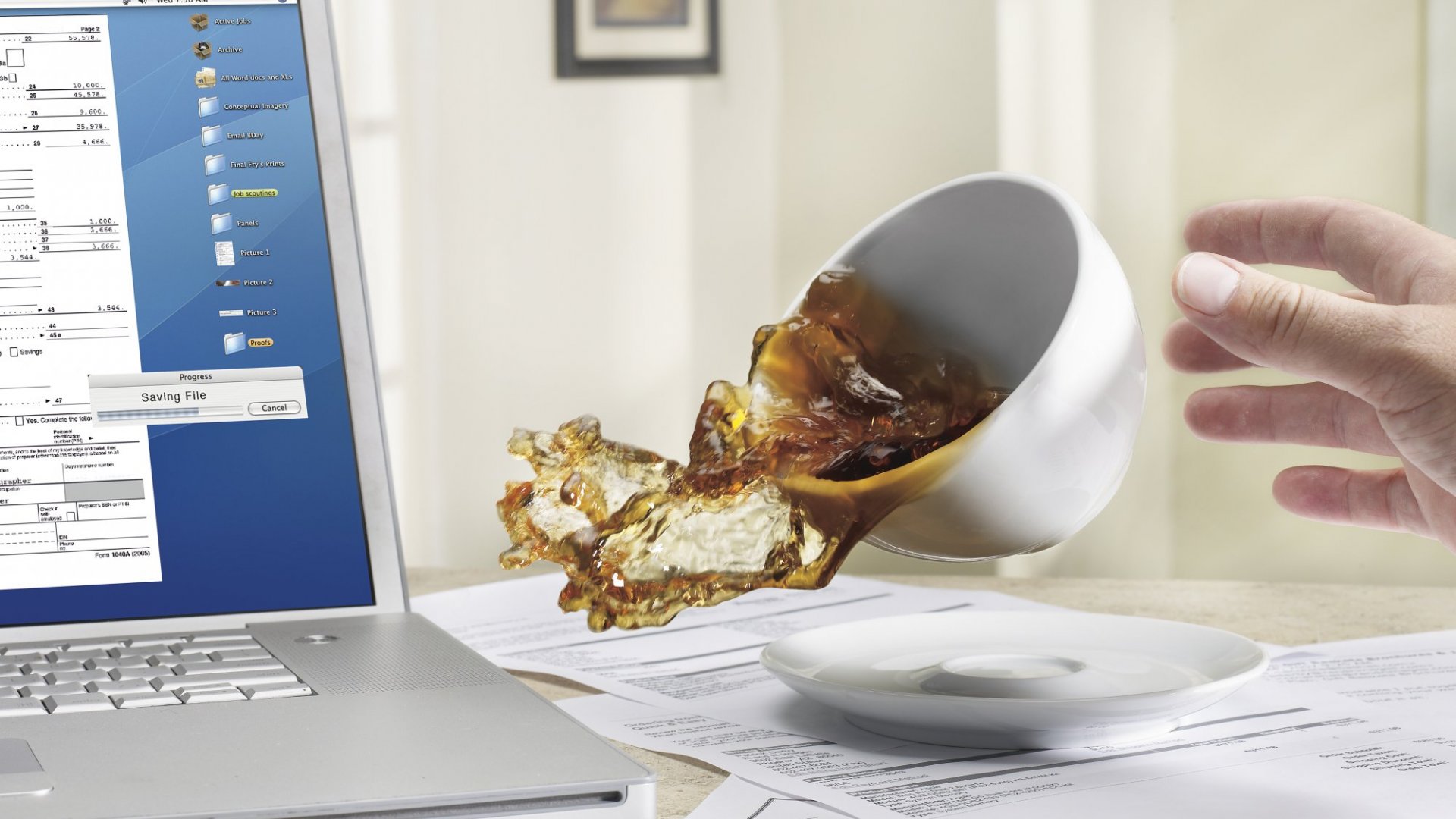 Ноутбук пролил чай. Разлил на ноутбук. Клавиатура ноутбук залитие. Разлил на ноутбук. Пролили жидкость на ноутбук.