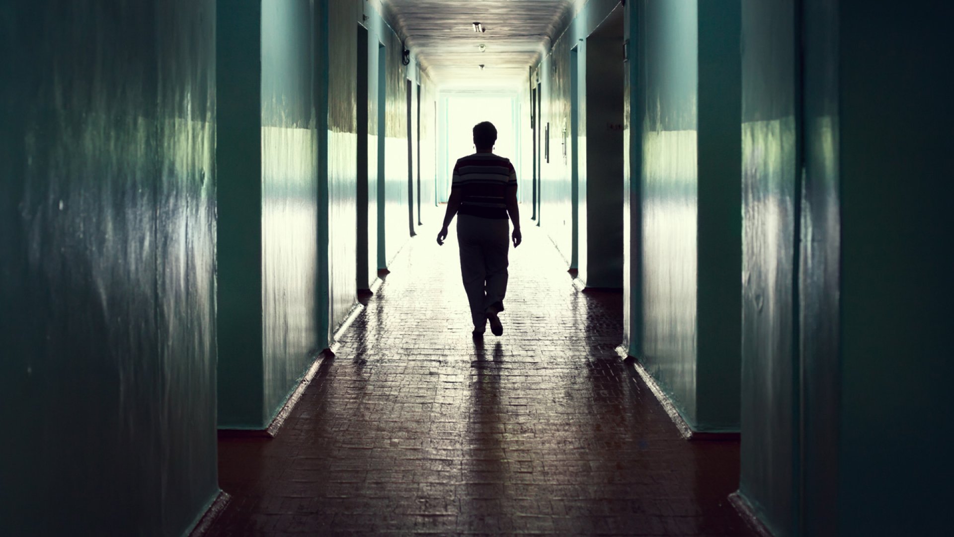 Мужчина идет по коридору. Коридор больницы. Сон идти по коридору. Коридор больницы ночью. Сон идти по коридору.